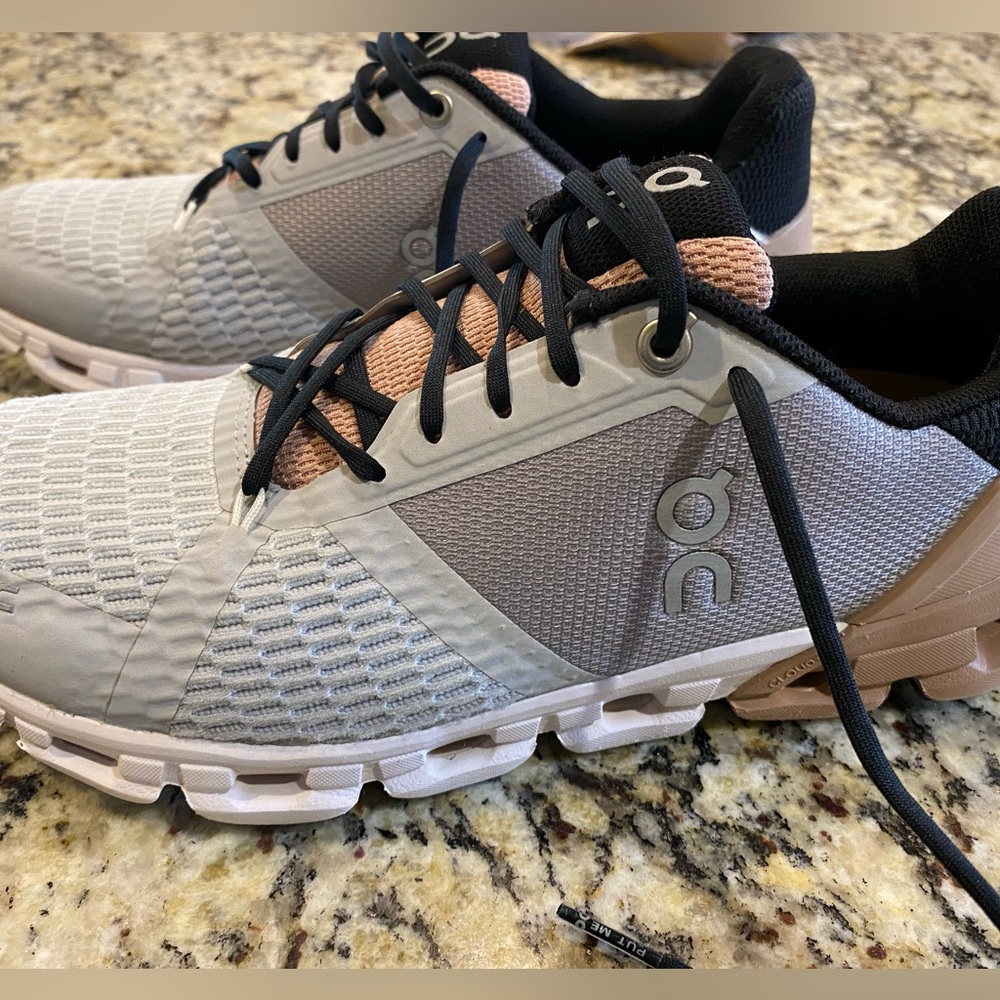 On cloud tennis shoes women 8.5